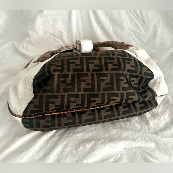 👑✅PRICE FIRM✅ Beautiful Large White and Brown Spy Bag - Picture 5 of 17